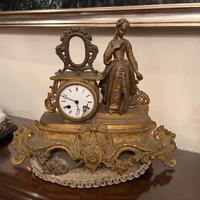 Orologio da tavolo antico in bronzo/ottone con fig