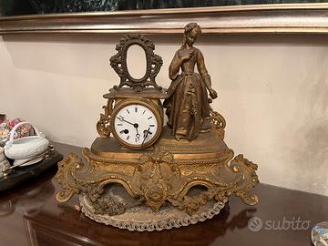 Orologio da tavolo antico in bronzo/ottone con fig