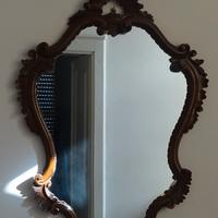 Antico specchio con cornice in legno intagliato 