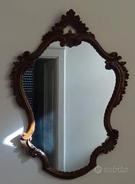 Antico specchio con cornice in legno intagliato 