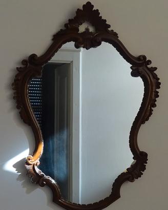 Antico specchio con cornice in legno intagliato 