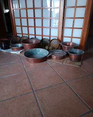 Paioli e casseruole in rame e in coccio