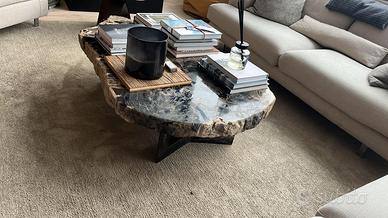 Tavolino di legno pietrificato