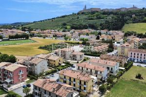 AMPIA SOLUZIONE CON INGRESSO INDIPENDENTE E SPAZI