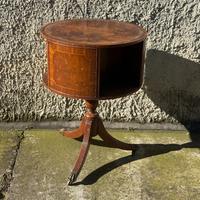 Tavolino rotondo vintage con sportello scorrevole