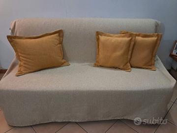 Divano letto beige con tre cuscini color senape