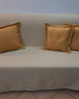 Divano letto beige con tre cuscini color senape