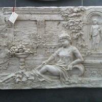 Dama a riposo, bassorilievo in Gesso