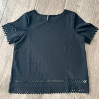 Blusa nera con maniche corte traforata tg S