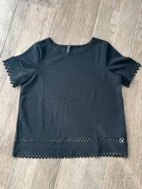 Blusa nera con maniche corte traforata tg S