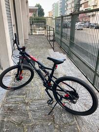 Bici MTB Rockrider ST con doppia sospensione