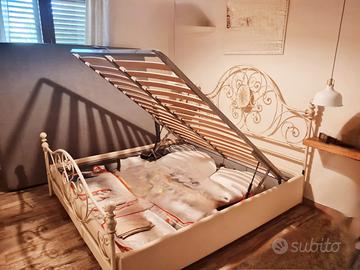 Letto matrimoniale contenitore in ferro battuto