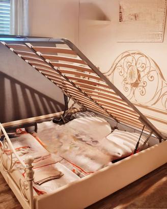 Letto matrimoniale contenitore in ferro battuto