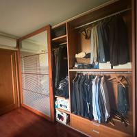 Grande armadio in legno di pregio con specchio