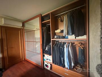 Grande armadio in legno di pregio con specchio