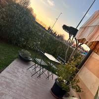 Tavolino da giardino con sedie in ferro
