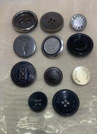 Set di 11 Bottoni Firmati