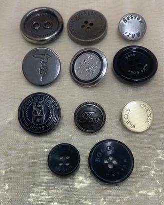 Set di 11 Bottoni Firmati
