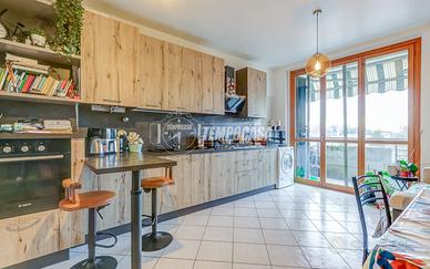 BILOCALE LUMINOSO CON BOX E CANTINA