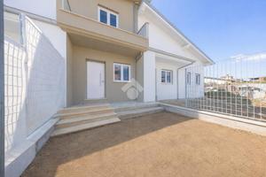 VILLA A SCHIERA CENTRALE A ROMA