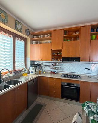 Cucina angolare in legno