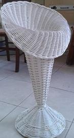 Supporto in vimini per allestimenti floreali.