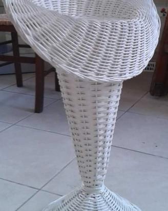 Supporto in vimini per allestimenti floreali.