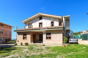 4 LOCALI A MONTE URANO