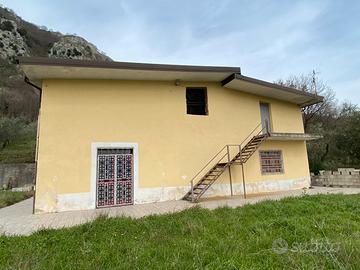 Casa su due livelli e terreni cda Piede del Monte