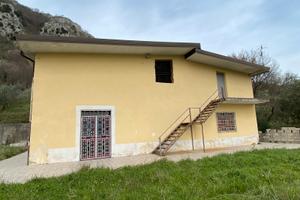Casa su due livelli e terreni cda Piede del Monte