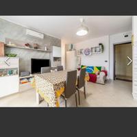 TAVOLO E MOBILE GRIGIO SOGGIORNO