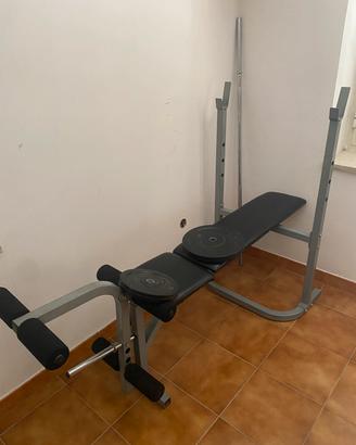 Panca con bilanciere e pesi
