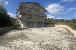 APPARTAMENTO DI AMPIA METRATURA IN BIFAMILIARE