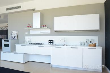 Cucina con elettrodomestici (Poliform-Varenna)