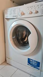 Lavatrice Indesit 5 kg, 1000 giri, classe A+