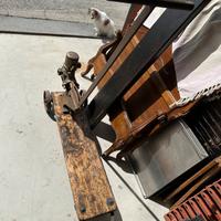 Pompa, bassacuna, attrezzi vecchi, cariola, ecc