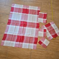 N. 2 tovaglie rosse e bianche