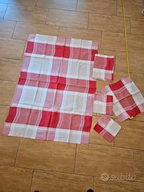 N. 2 tovaglie rosse e bianche