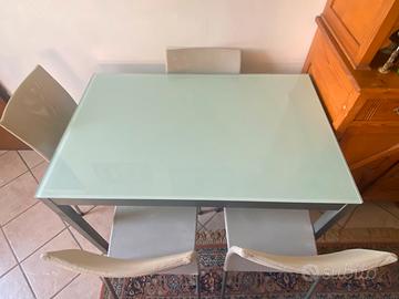Tavolo in vetro allungabile fino 150cm con 4 sedie