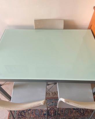 Tavolo in vetro allungabile fino 150cm con 4 sedie
