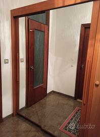 Armadio con ante scorrevoli a specchio