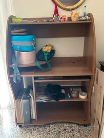 Mobile scrivania su ruote con ripiani