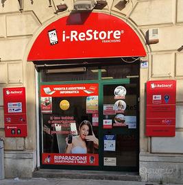 Negozio su due livelli piu 2 magazzinetti