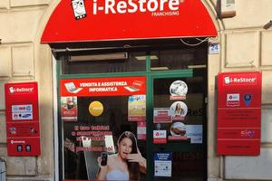 Negozio su due livelli piu 2 magazzinetti