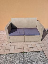 divanetto due posti in rattan con cuscini
