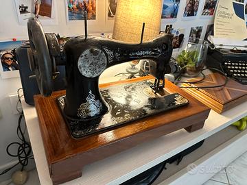 Macchina da cucire antica