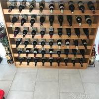 Cantinole e bottiglie di vino da collezione