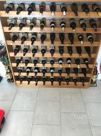 Cantinole e bottiglie di vino da collezione