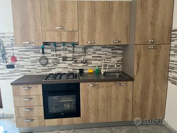 cucina ,letto matrimodue armadi praticamente nuovi