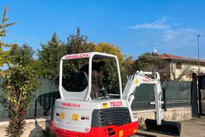 E117 Escavatore 28 q Takeuchi TB228
